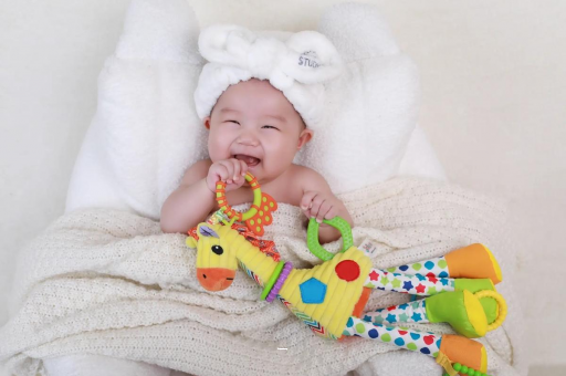 宜城三个月宝宝正确抱姿 宜城三个月宝宝正确抱姿